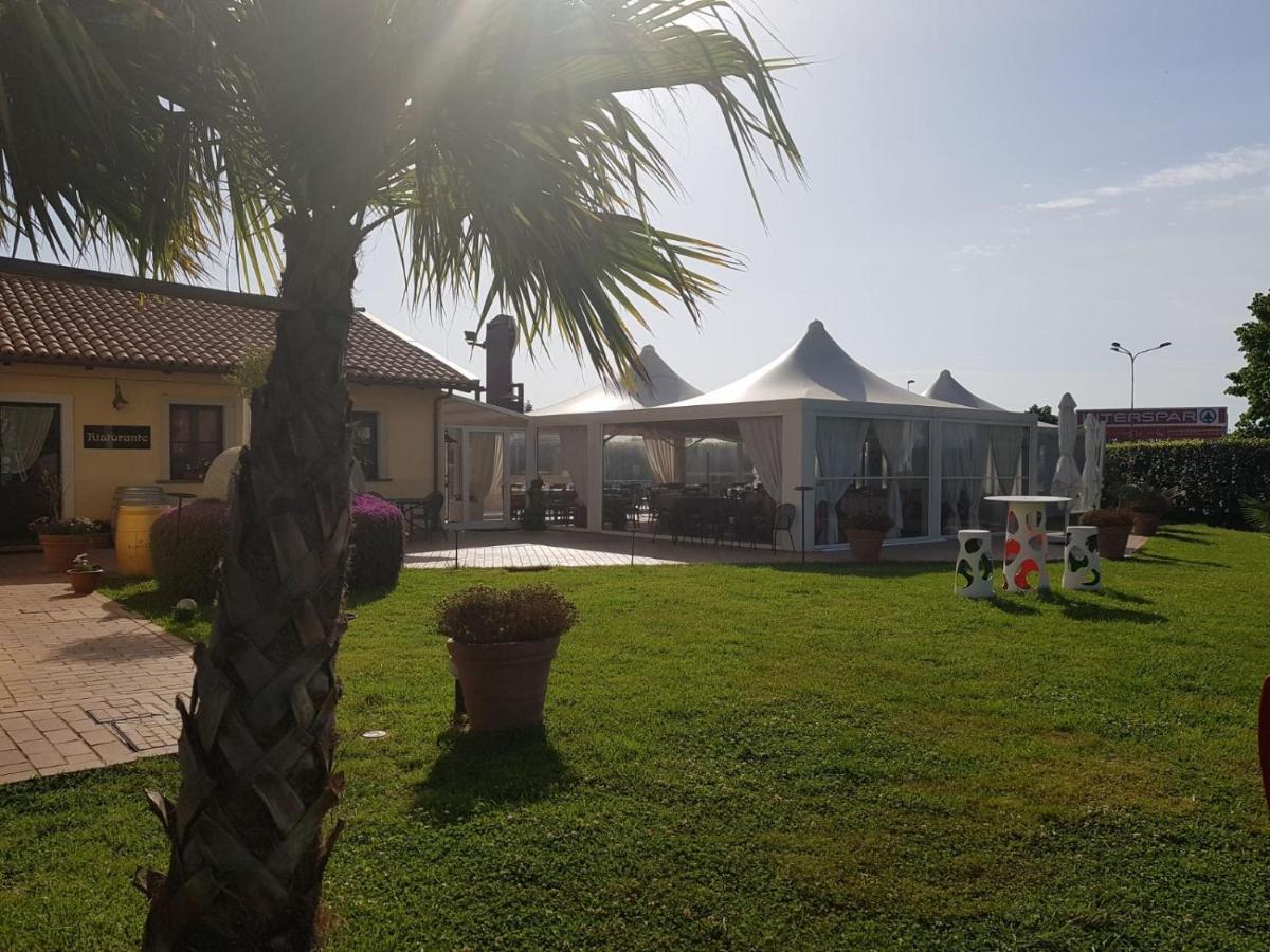 I Giardini Del Novecento Hotel Ламеция Терме Екстериор снимка